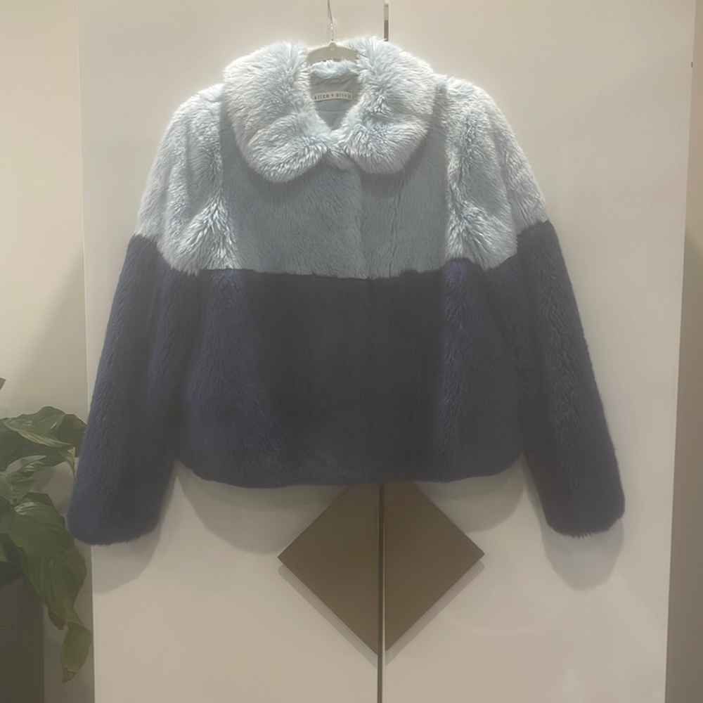Adorable faux fur Alice and Olivia jacket XS